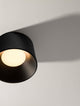 Atil LED Deckenleuchte Ø 35cm 3000K an der Decke montiert, modernes Design mit warmem Licht.