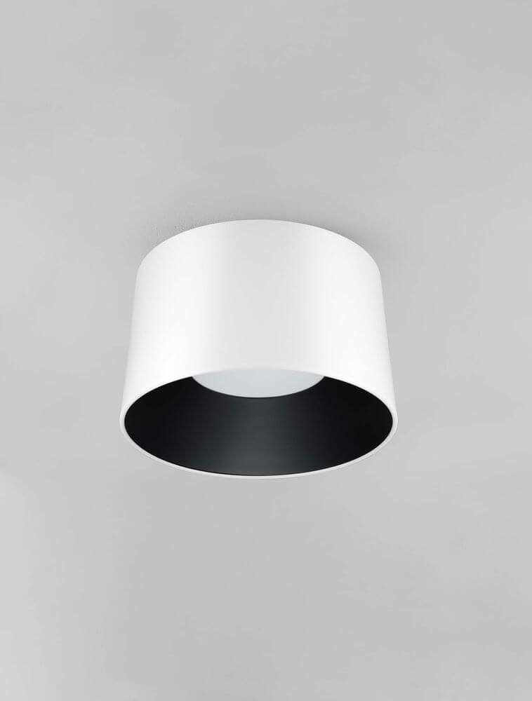Atil LED Deckenleuchte Ø 50cm 3000K in modernem Design mit weißem und schwarzem Finish.