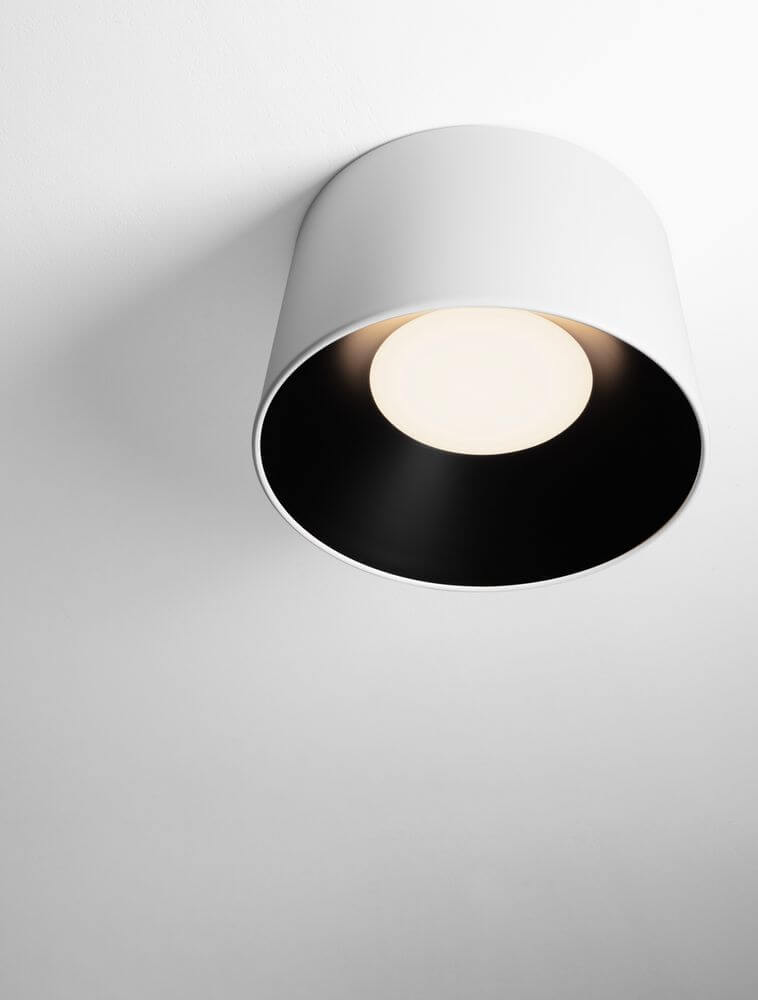 Atil LED Deckenleuchte Ø 50cm 3000K in modernem skandinavischem Design mit weißem und schwarzem Finish.