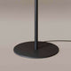 Moderne Stehlampe mit schwarzem Standfuß und Kabel, elegantes Design für stilvolle Innenräume.