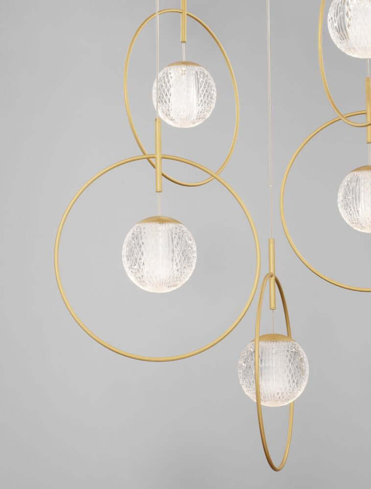 Atos LED Pendelleuchte Ø 52,5cm 5-flammig Gold 3000K, moderne Hängelampe mit goldfarbenen Ringen und klaren Glaskugeln.