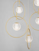 Atos LED Pendelleuchte Ø 52,5cm 5-flammig Gold 3000K, moderne Hängelampe mit goldfarbenen Ringen und klaren Glaskugeln.