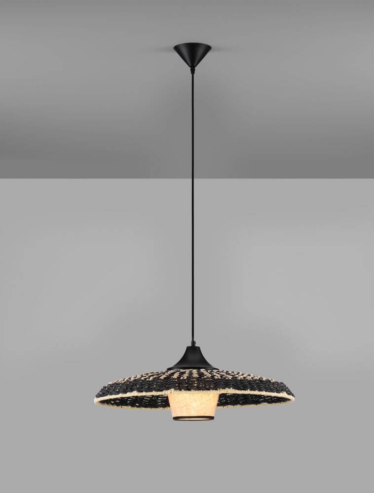 Aura Pendelleuchte Ø 61cm Rattan mit filigranem Rattanschirm und schwarzer Basis, ideal für modernes Wohnen.