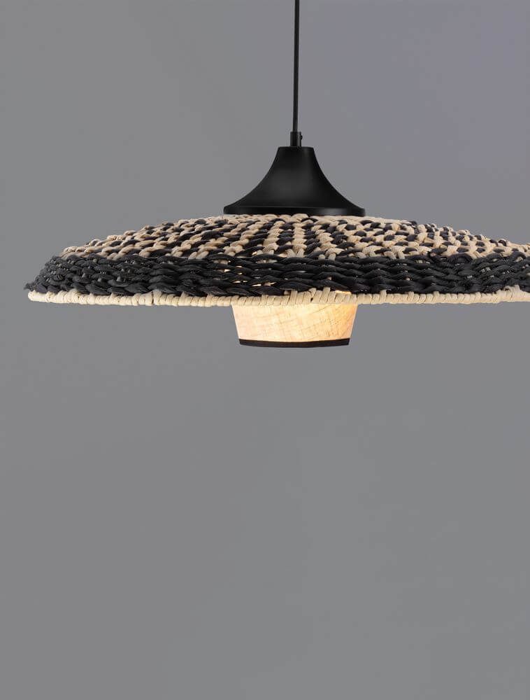 Aura Pendelleuchte Ø 61cm Rattan mit natürlichem Rattan-Schirm und schwarzer Basis, stilvolle Beleuchtung für Ihr Zuhause.
