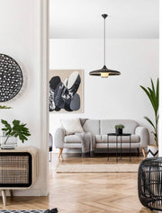 Aura Pendelleuchte Ø 61cm Rattan moderne Hängelampe aus naturfarbenem Rattan mit schwarzer Basis im Wohnraum