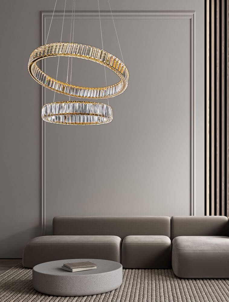 Aurelia LED Pendelleuchte Ø 60cm 2-flammig in modernem Raum über grauem Sofa und runder Tisch.