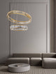 Aurelia LED Pendelleuchte Ø 60cm 2-flammig in modernem Raum über grauem Sofa und runder Tisch.