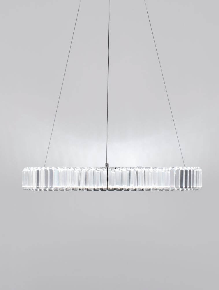 Aurelia LED Pendelleuchte Ø 60cm 3500K mit klarem K5 Kristall und chromfarbigem Rahmen.