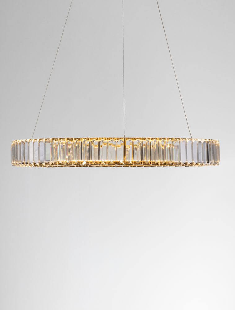 Aurelia LED Pendelleuchte Ø 60cm 3500K mit Kristallringen und elegantem Design.