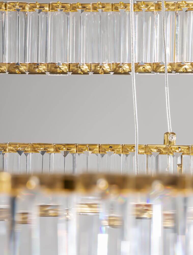 Aurelia LED Pendelleuchte Ø 80cm 3500K Detailaufnahme der Glasstäbe und Goldakzente.
