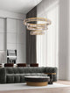 Aurelia LED Pendelleuchte Ø 80cm 3500K hängt über einem eleganten Sofa in modernem Wohnraum.