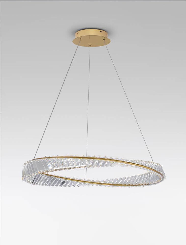 Aurelia LED Pendelleuchte Ø 80cm 3500K mit goldenen Metallringen und Kristallstäben, ideal für modernes Interieur.