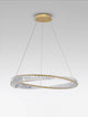 Aurelia LED Pendelleuchte Ø 80cm 3500K mit goldenen Metallringen und Kristallstäben, ideal für modernes Interieur.