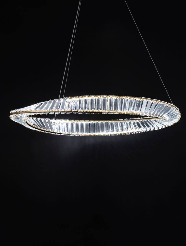 Aurelia LED Pendelleuchte Ø 80cm 3500K in modernem Design mit Kristallstäben und goldenen Akzenten.