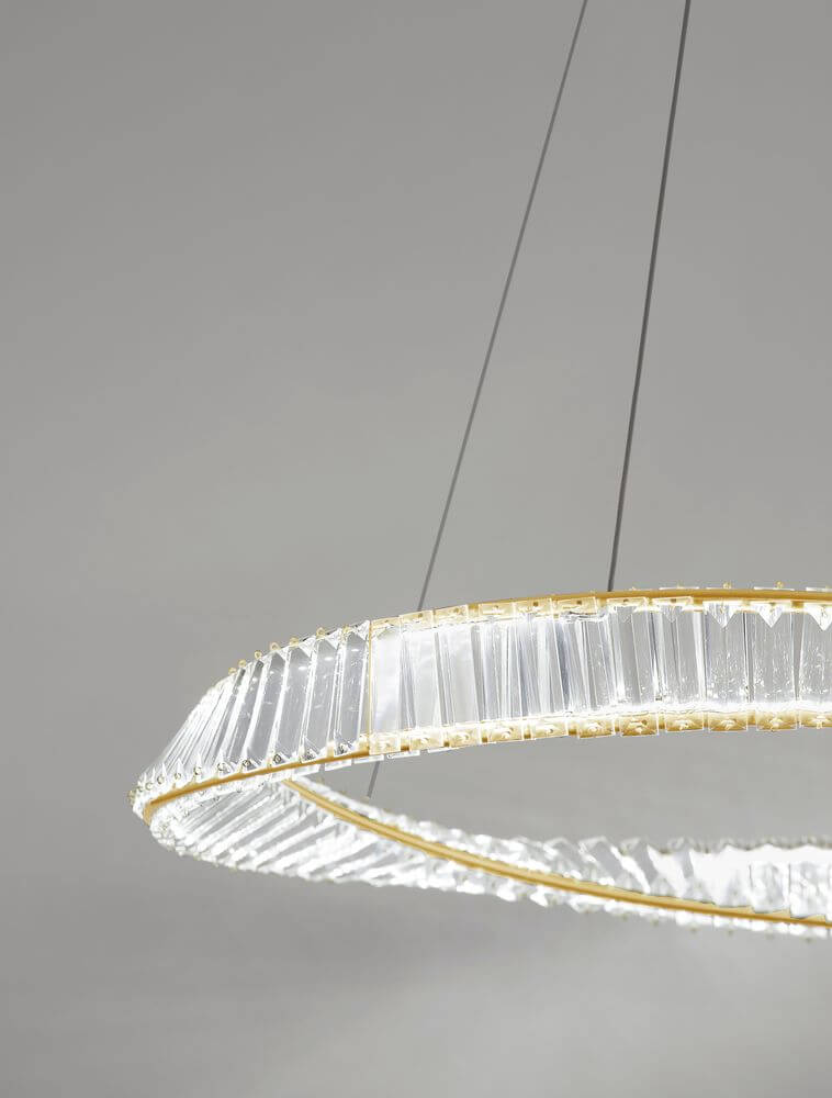 Aurelia LED Pendelleuchte Ø 80cm 3500K mit goldenen Metallringen und Kristallstäben für elegantes Interieur.