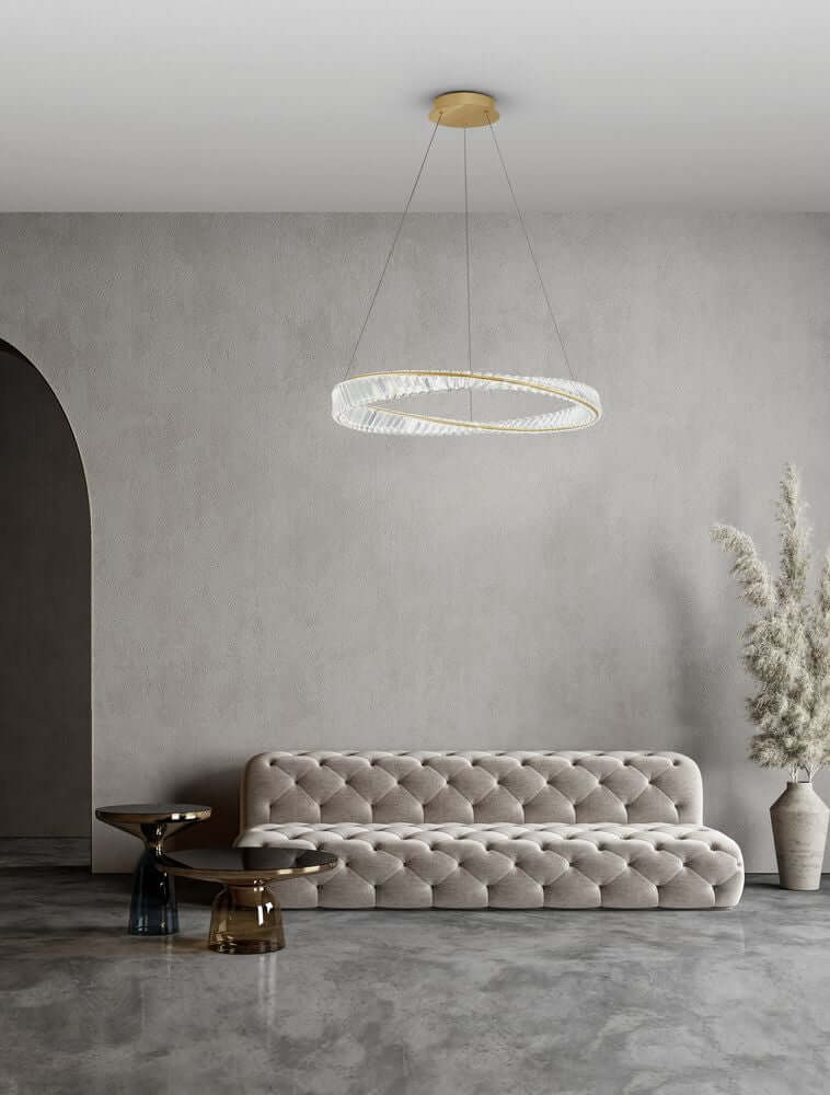Aurelia LED Pendelleuchte Ø 80cm 3500K über modernem Sofa in elegantem Wohnraum.