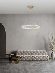 Aurelia LED Pendelleuchte Ø 80cm 3500K in Gold mit Kristallstäben über modernem Sofa