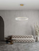 Aurelia LED Pendelleuchte Ø 80cm 3500K über modernem Sofa in elegantem Wohnraum.