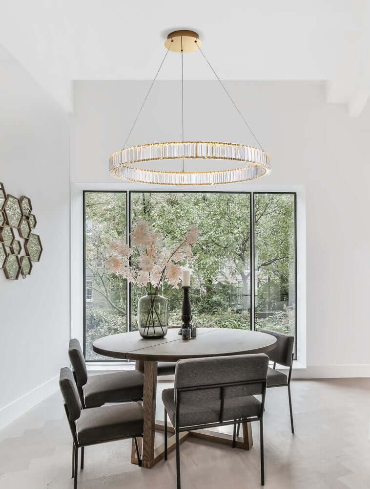 Aurelia LED Pendelleuchte Ø 80cm 3500K über einem modernem Esstisch in einem hellen Raum.