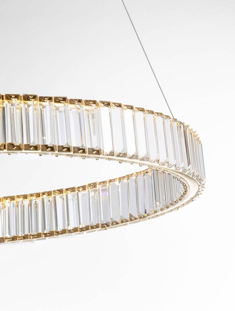 Aurelia LED Pendelleuchte Ø 80cm 3500K mit goldfarbenem Chromring und hochwertigen K5-Kristallen.