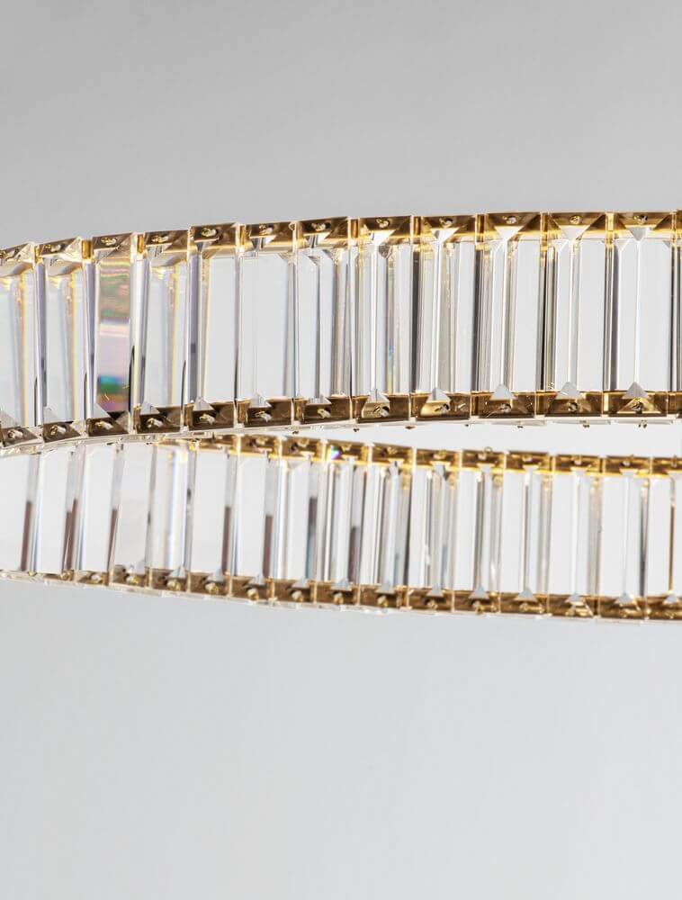 Detailaufnahme der hochwertigen K5-Kristalle der Aurelia LED Pendelleuchte Ø 80cm 3500K.