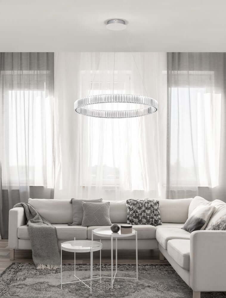 Aurelia LED Pendelleuchte Ø 80cm 3500K über einem modernen Wohnzimmer mit eleganter Sofa- und Tischanordnung.