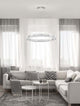Aurelia LED Pendelleuchte Ø 80cm 3500K über einem modernen Wohnzimmer mit eleganter Sofa- und Tischanordnung.