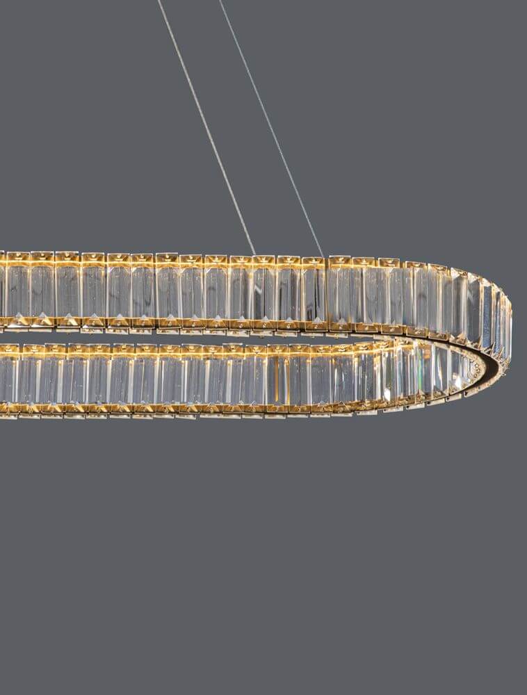 Aurelia LED Pendelleuchte 3500K mit goldfarbenem Metallgestell und Glasstäben, modernes Design.