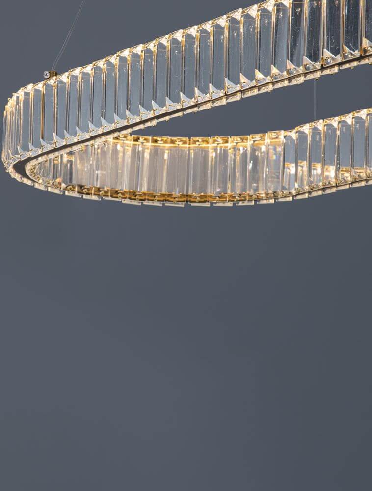 Aurelia LED Pendelleuchte 3500K mit filigranen Glasstäben und goldfarbenem Metallring.
