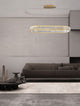 Aurelia LED Pendelleuchte 3500K über einem modernen Wohnzimmer mit stilvollem Sofa und minimalistischer Dekoration.