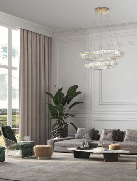 Aurelia LED Pendel 3500K guld i en moderne stue med elegante møbler og planter.
