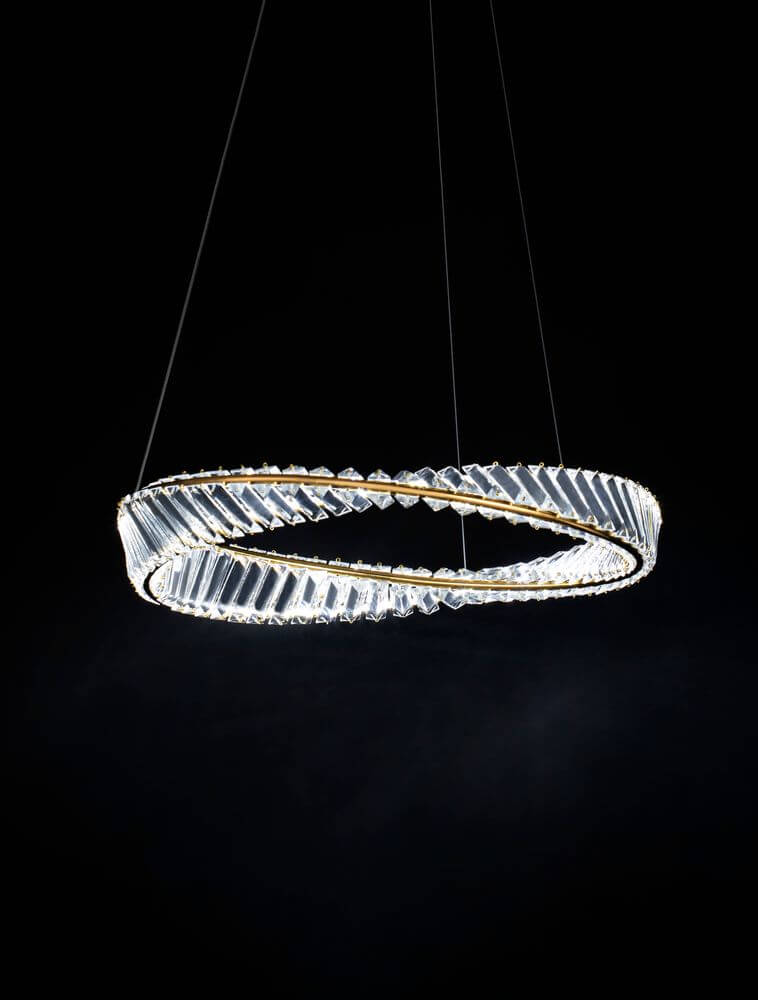 Aurelia LED Pendelleuchte 3500K Gold mit geometrischem Design und facettenreichen Glasstäben.