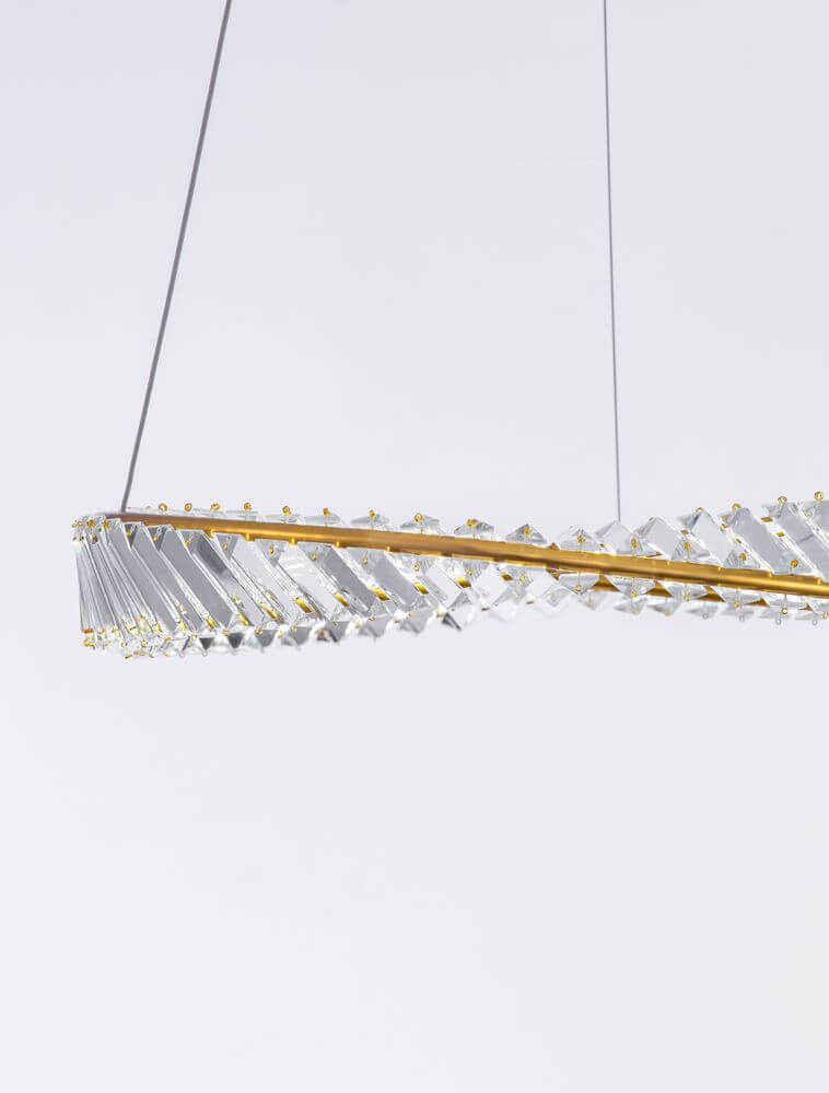Aurelia LED Pendelleuchte 3500K Gold mit goldenen und gläsernen Elementen in modernem Design.