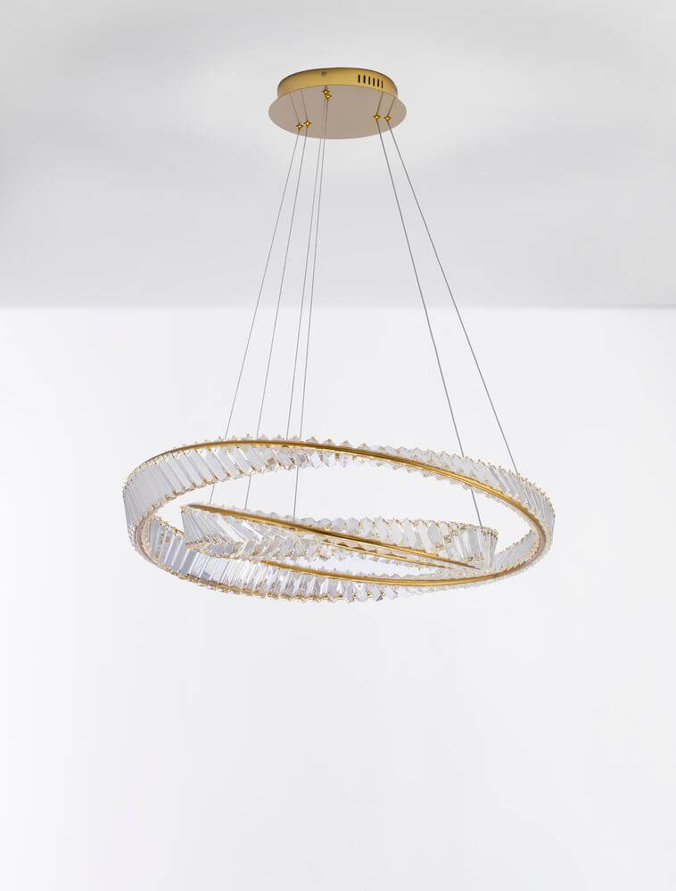 Aurelia LED Pendelleuchte 3500K Gold mit goldenen Ringen und facettierten Glasstäben.