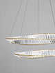 Aurelia LED Pendelleuchte 3500K Gold mit goldenen Ringen und facettierten Glasstäben.