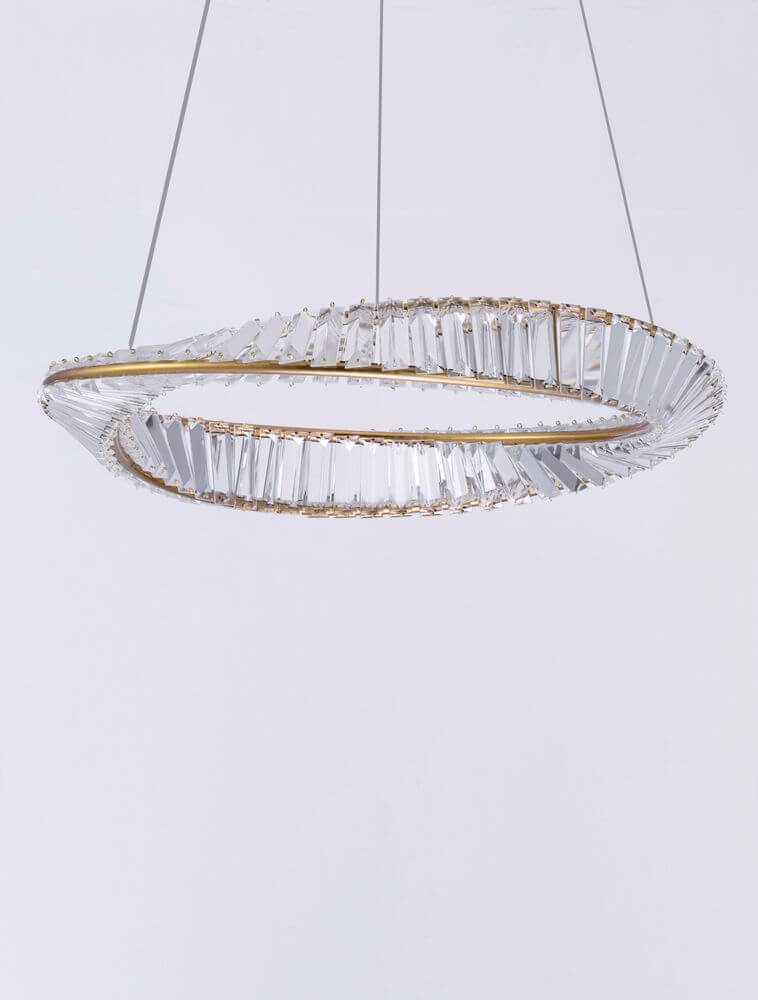 Aurelia LED Pendelleuchte 3500K Gold mit goldenen Ringen und facettenreichen Glasstäben, modernes Design.