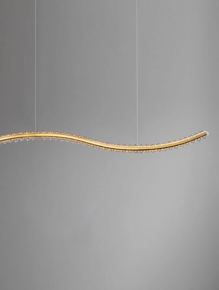 Aurelia LED Pendelleuchte 3500K mit modernem Design und K5-Kristallen in elegantem Wellenform-Stil.