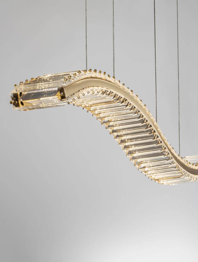 Aurelia LED Pendelleuchte 3500K mit modernem Design und K5-Kristallen, ideal für jeden Raum.