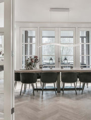 Aurelia LED 3500K pendel over et elegant spisebord i moderne rumdesign.