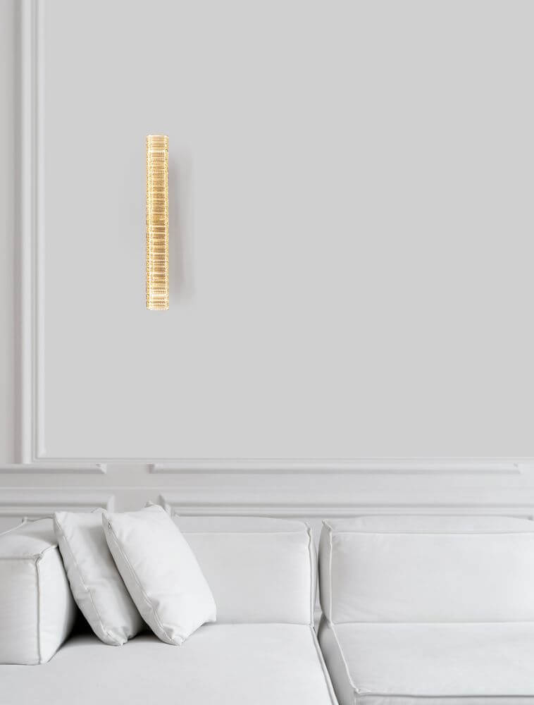Aurelia LED Wandleuchte 3500K an weißer Wand über Sofa, verchromtes Metall und K5-Kristalle erzeugen warmes, gleichmäßiges Licht