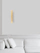 Aurelia LED Wandleuchte 3500K an weißer Wand über Sofa, verchromtes Metall und K5-Kristalle erzeugen warmes, gleichmäßiges Licht