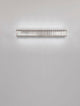 Alt Tag: Aurelia LED Wandleuchte 3500K an Wand mit verchromtem Metall und K5-Kristallen, dezentes Lichtspiel und elegantes Design
