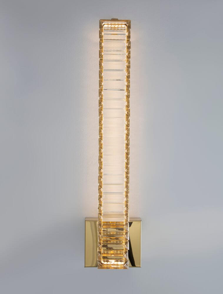Aurelia LED Wandleuchte 3500K Gold mit klarem K5 Kristall und goldfarbenem Gehäuse.