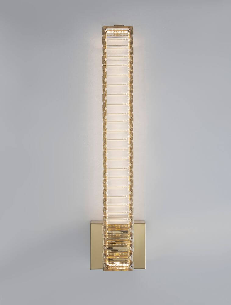 Aurelia LED Wandleuchte 3500K Gold mit elegantem Kristallschirm und goldenem Gehäuse.