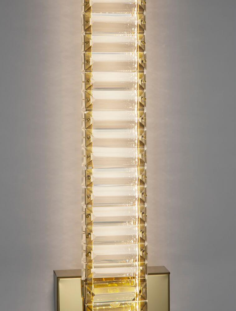 Aurelia LED Wandleuchte 3500K Gold mit glasklaren K5 Kristallen und elegantem Design.