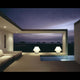 Außen-Tischlampe VERSUS-E IP44 Weiß in modernem Ambiente mit Pool und Ausblick bei Dämmerung.