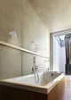 Außen-Wandleuchte Front Single IP44 Weiß im modernen Badezimmer mit Wanne und minimalistischem Design.