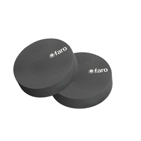 Zwei runde schwarze Auflagen von Faro, ideal für den Einsatz in modernen Wohnräumen.