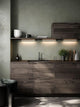 Moderne Küche mit Außendeckenlampe Aludra IP54 und stilvollem Holzdesign.