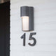 Außenleuchte Urban IP54 Anthrazit an Hauswand neben der Hausnummer 15